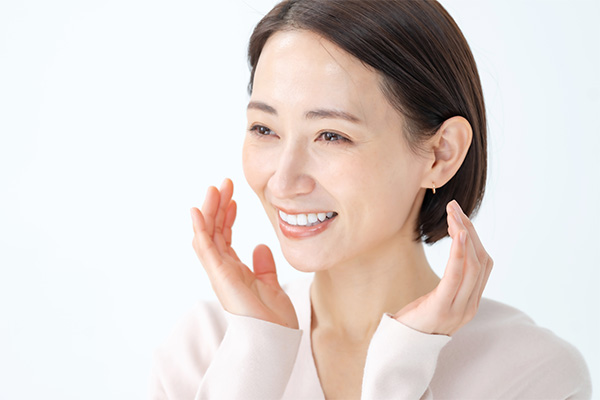歯が綺麗な笑顔の女性