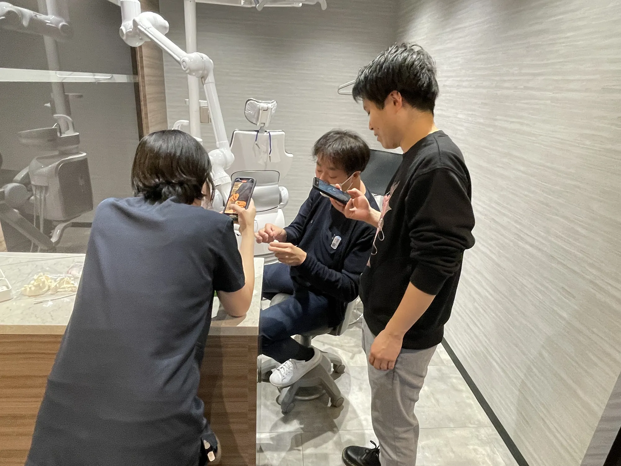 若い先生を教育中の写真