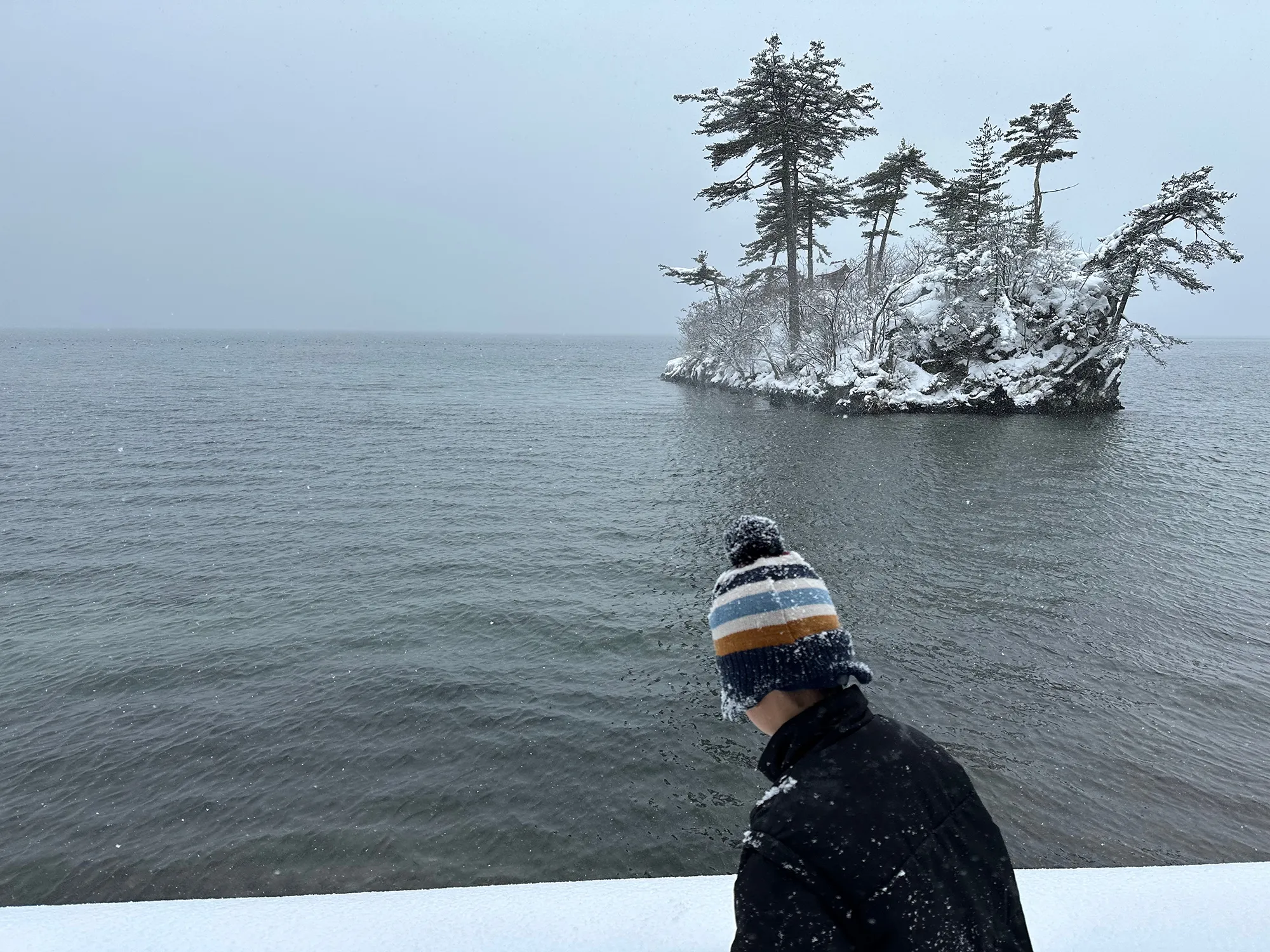 雪の十和田湖の絶景​